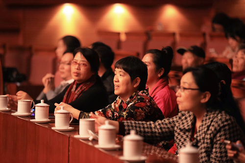 2 领导嘉宾观看演出 2 领导嘉宾观看演出