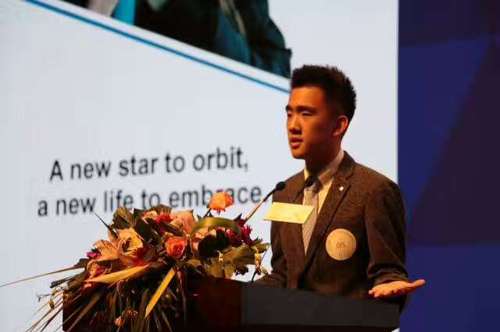 图1_胡瀛同学正在台上进行演讲 图1_胡瀛同学正在台上进行演讲