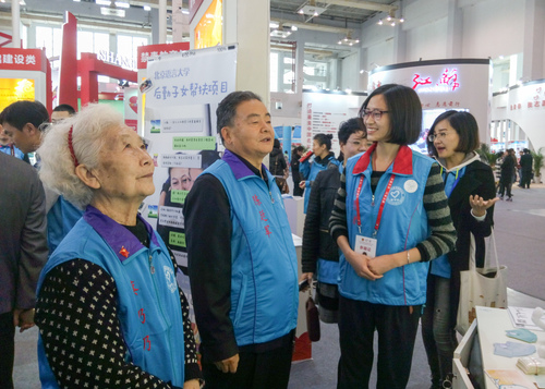 2 北语志愿者郑丹丹向专家介绍我校项目 2 北语志愿者郑丹丹向专家介绍我校项目