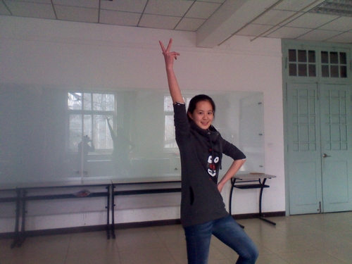 选手现场展示舞蹈才艺 选手现场展示舞蹈才艺