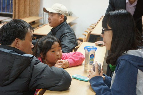 后勤员工及其子女与志愿者商讨 后勤员工及其子女与志愿者商讨