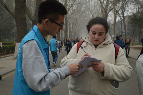 工作人员向留学生讲解相关事宜 工作人员向留学生讲解相关事宜