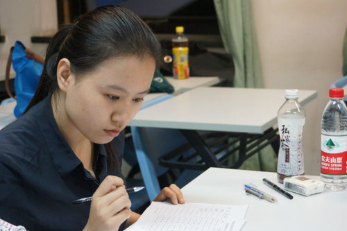 2 志愿者填写申请表格 2 志愿者填写申请表格