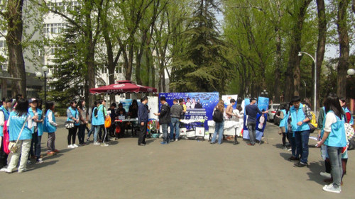 中午在十字路口进行爱心义卖活动 中午在十字路口进行爱心义卖活动