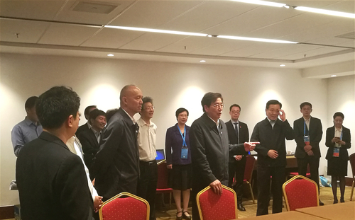 2 郭金龙书记、蔡奇市长等与工作人员和北语志愿者亲切交谈 2 郭金龙书记、蔡奇市长等与工作人员和北语志愿者亲切交谈