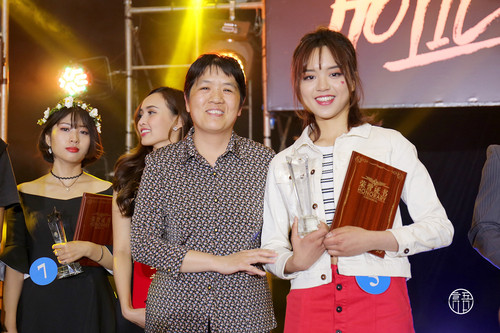 1刘伟副书记为获冠军选手周梓琦颁奖 1刘伟副书记为获冠军选手周梓琦颁奖