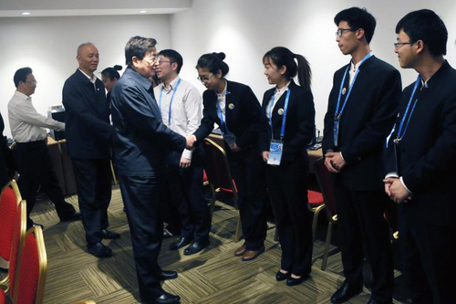 1 郭金龙书记与北语志愿者徐维亲切握手 1 郭金龙书记与北语志愿者徐维亲切握手