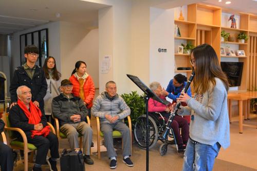 2志愿者表演 2志愿者表演