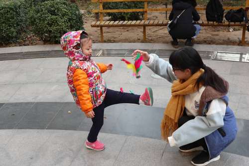 1志愿者和小朋友们踢毽子 1志愿者和小朋友们踢毽子