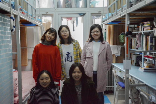 3来自不同民族的五朵金花组成温暖的一家 3来自不同民族的五朵金花组成温暖的一家