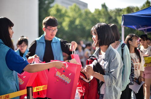 校团委在迎新时为新生发放带有宣传册的大礼包 校团委在迎新时为新生发放带有宣传册的大礼包