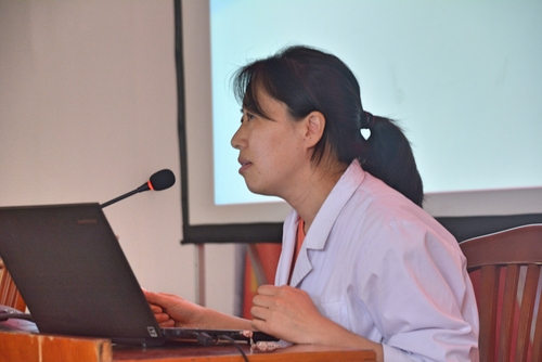 2. 校医院李倩医生给同学们做讲座 2. 校医院李倩医生给同学们做讲座