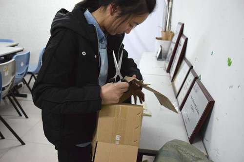 2工作人员对纸盒进行处理