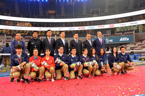 主办方为优秀志愿者代表颁奖 主办方为优秀志愿者代表颁奖