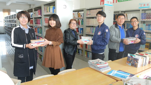 1 研支团向学校领导老师递交捐赠图书 1 研支团向学校领导老师递交捐赠图书
