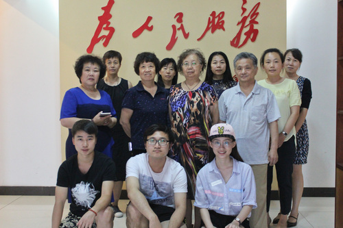 4 志愿者与听课人员合照 4 志愿者与听课人员合照