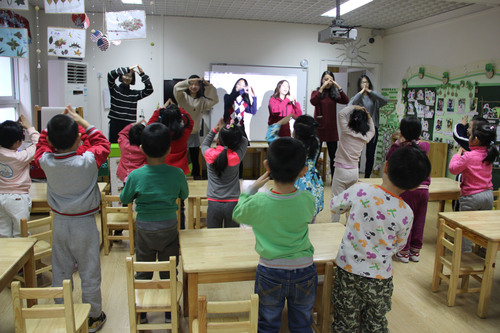 1志愿者和小朋友跳热身舞 1志愿者和小朋友跳热身舞