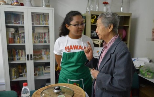 3志愿者与社区老人交流 3志愿者与社区老人交流