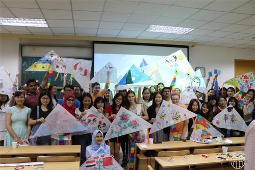 4 同学与所做风筝进行合影 4 同学与所做风筝进行合影