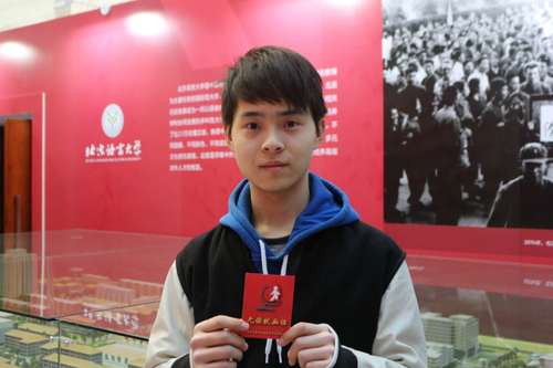 4 同学们手拿献血证 4 同学们手拿献血证