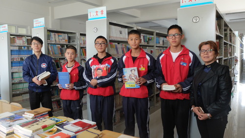3 研支团成员与同学老师合影 3 研支团成员与同学老师合影