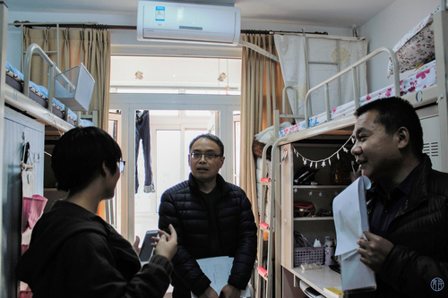 2老师和同学在交流 2老师和同学在交流