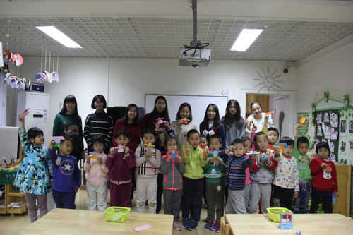 3志愿者和小朋友合影 3志愿者和小朋友合影