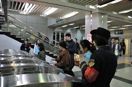 2两位志愿者在闸机旁进行服务 2两位志愿者在闸机旁进行服务