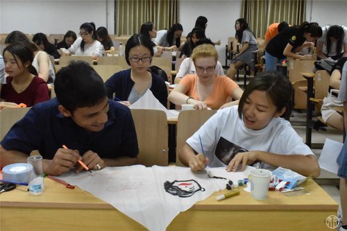 1 大家正在手绘风筝 1 大家正在手绘风筝