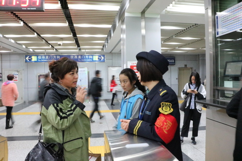 1志愿者解决群众疑问 1志愿者解决群众疑问