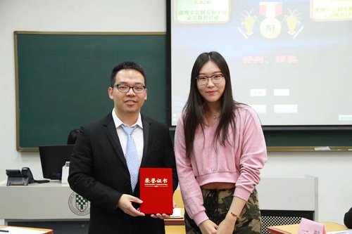 02最佳辩手之一胡志伟同学与评委合影