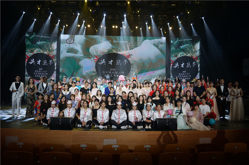 12 演职人员合照 12 演职人员合照