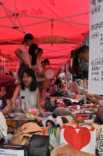 2同学正在售卖商品