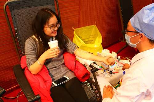 2 正在献血的同学 2 正在献血的同学