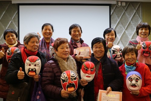 4 老人们脸谱奖状合照 4 老人们脸谱奖状合照