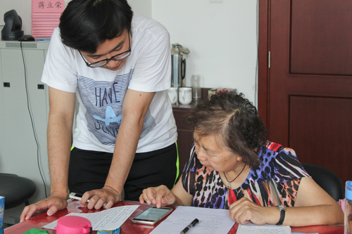 2志愿者向听课老人介绍手机词典 2志愿者向听课老人介绍手机词典