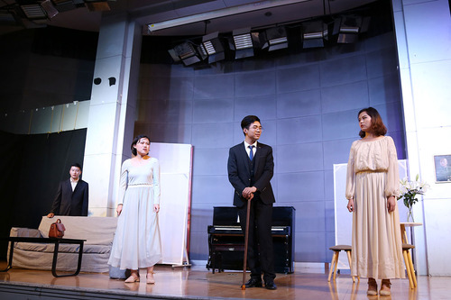 2《海达·高布乐》剧照 2《海达·高布乐》剧照