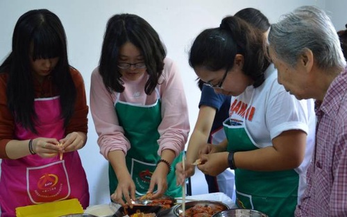 2志愿者和社区人员一起做菜 2志愿者和社区人员一起做菜