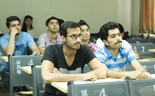 3 国际学生认真听课 3 国际学生认真听课