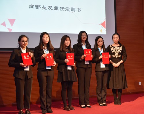 2 邹老师向队长团颁发聘书 2 邹老师向队长团颁发聘书