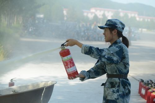 7. 军训团学生学习使用灭火器 7. 军训团学生学习使用灭火器