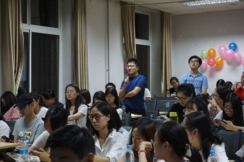 3同学们向姚教授积极提问 3同学们向姚教授积极提问