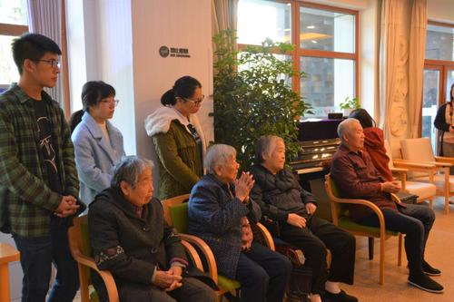 1老人们观看志愿者表演 1老人们观看志愿者表演