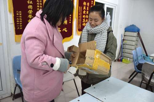 1工作人员回收纸盒