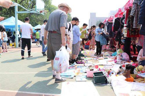 3人们正在挑选商品