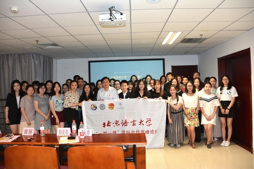 6 领导嘉宾与志愿者合影留念 6 领导嘉宾与志愿者合影留念