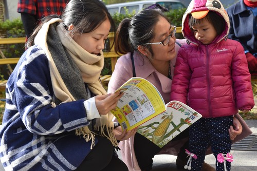 3志愿者与小朋友读书 3志愿者与小朋友读书