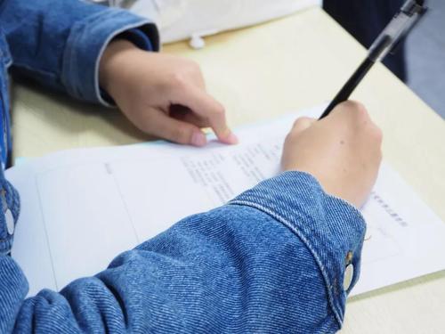 2前来面试的同学填写报名表