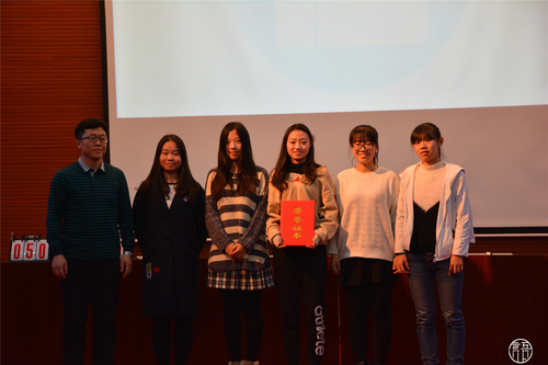 4 一等奖获得者与评委老师合影 4 一等奖获得者与评委老师合影