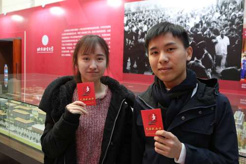 5 同学们手拿献血证 5 同学们手拿献血证